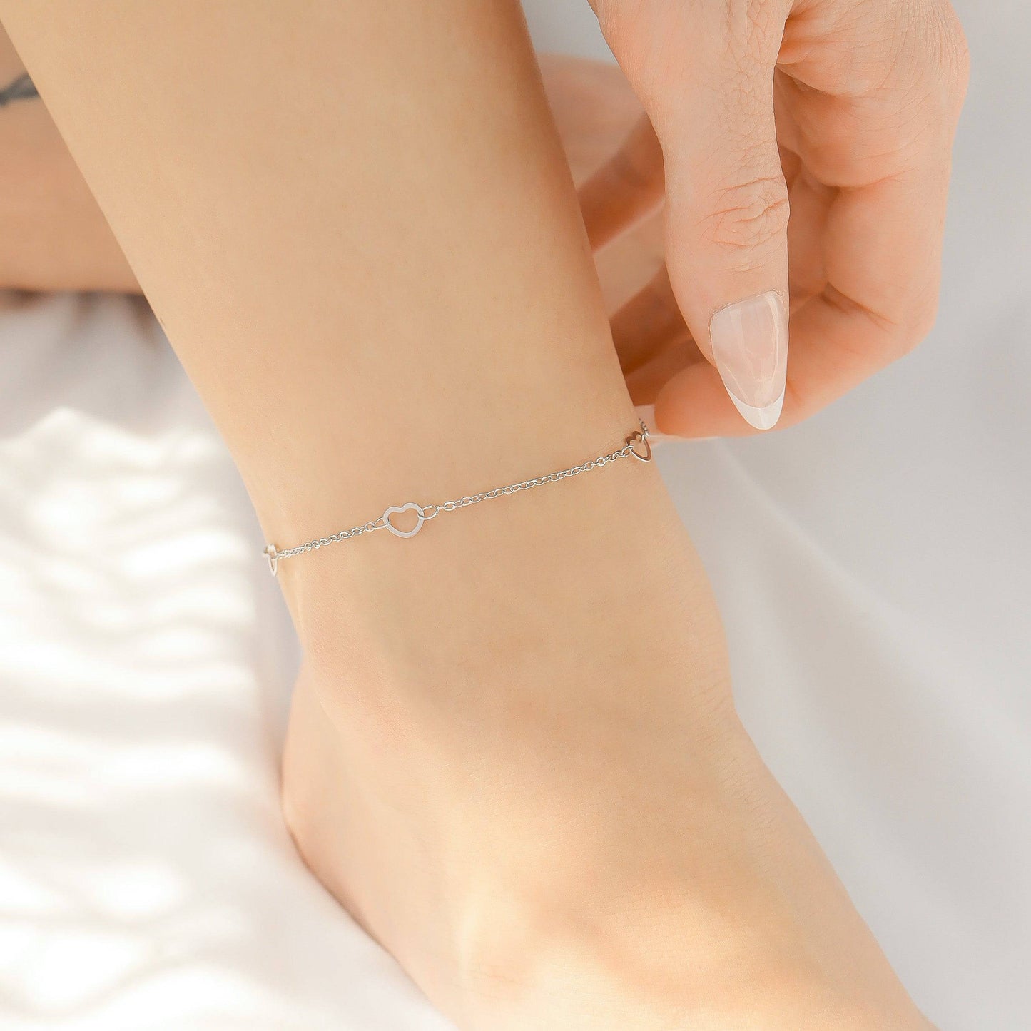 Dainty silver heart anklet for women – minimalist hypoallergenic beach-safe jewelry featuring delicate open hearts
