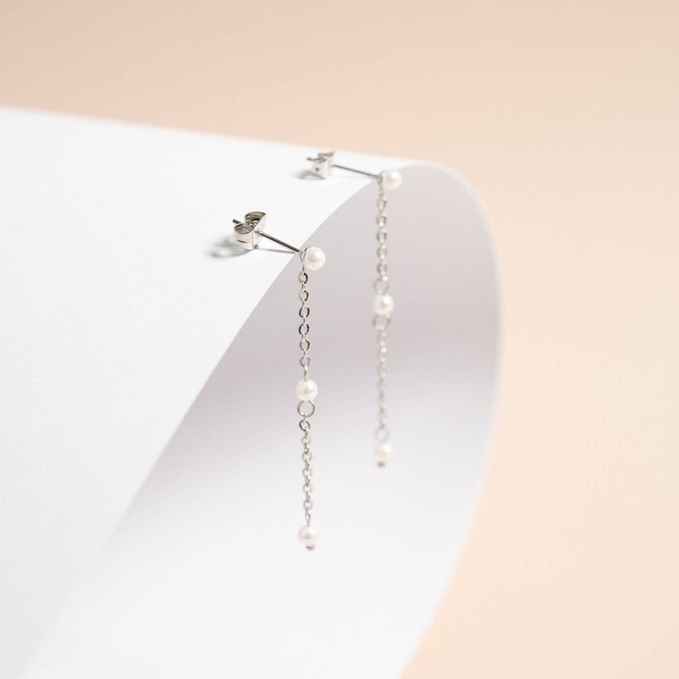Minimalist silver pearl drop earrings with dainty chain design – lightweight, hypoallergenic, and perfect for everyday elegance or special occasions.